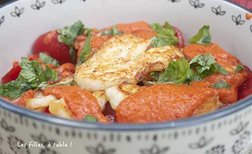 Salade de tomates au halloumi et coulis de poivrons