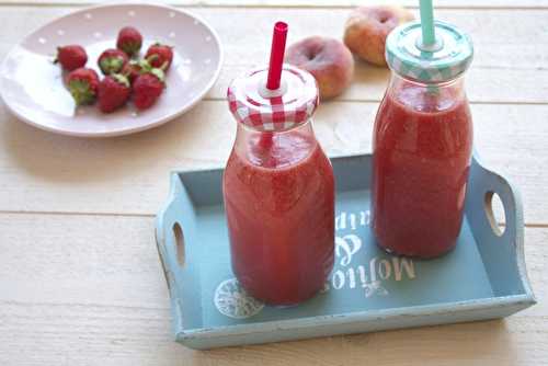 Smoothie fraises et pêches plates