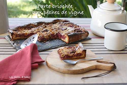 Tarte briochée aux pêches de vigne