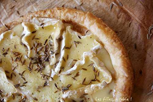 Tarte fine au camembert et cumin, flambée au calvados