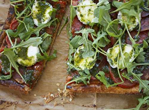 Tarte fine aux tomates, chorizo, chèvre et roquette