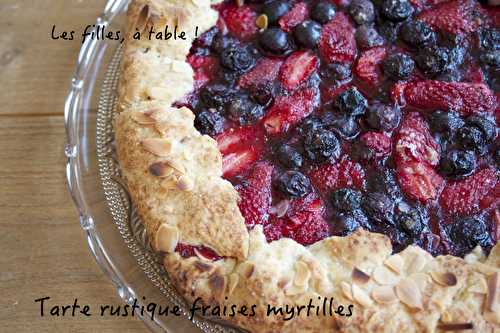 Tarte rustique aux fraises et myrtilles