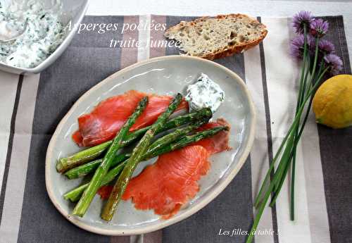 Truite fumée aux asperges poêlées et ricotta aux herbes