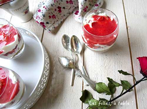 Verrines fraises rhubarbe façon cheesecake