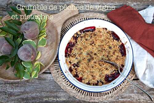 Crumble aux pêches de vigne et pistaches