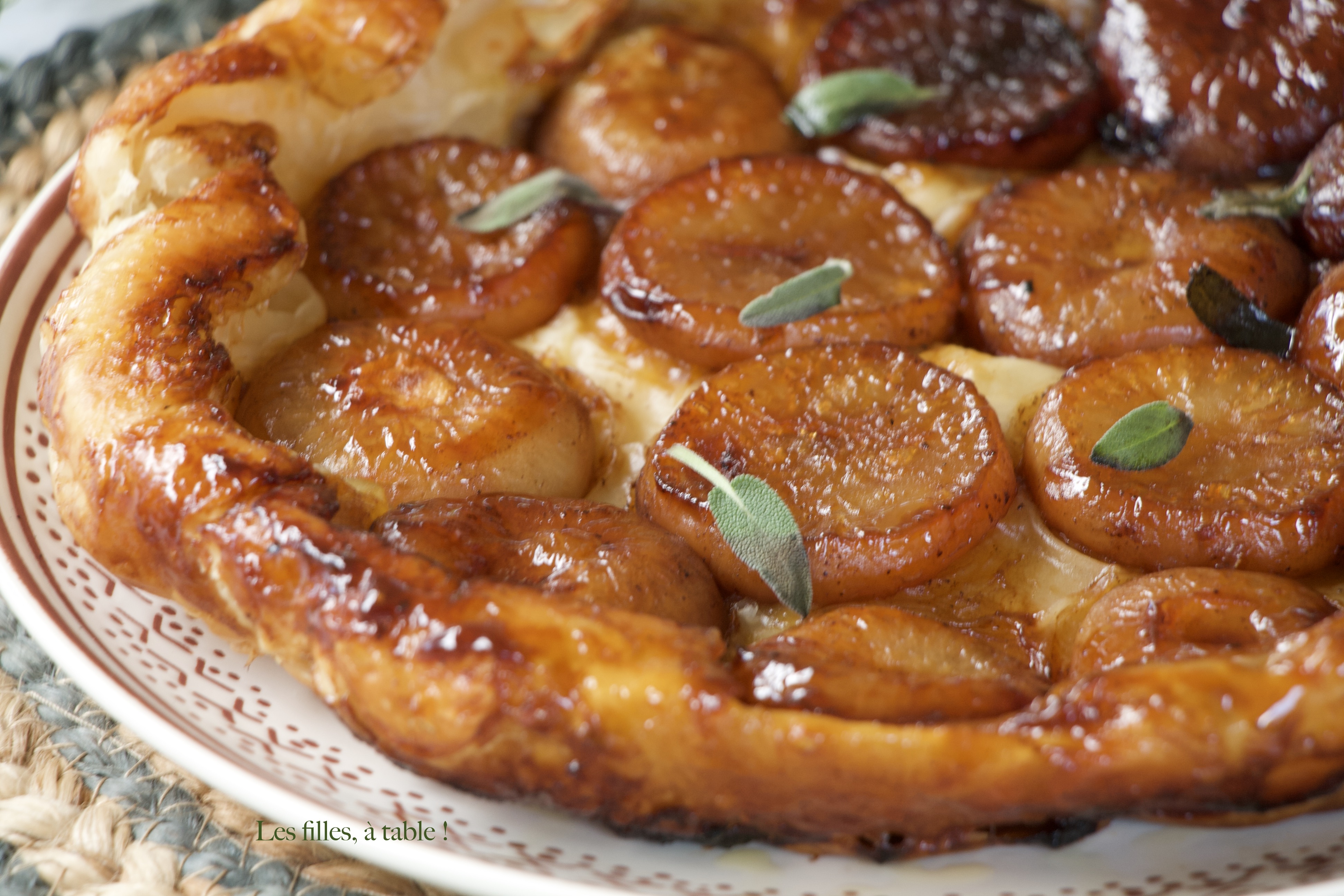 Tarte tatin de navets à la sauge et au miel