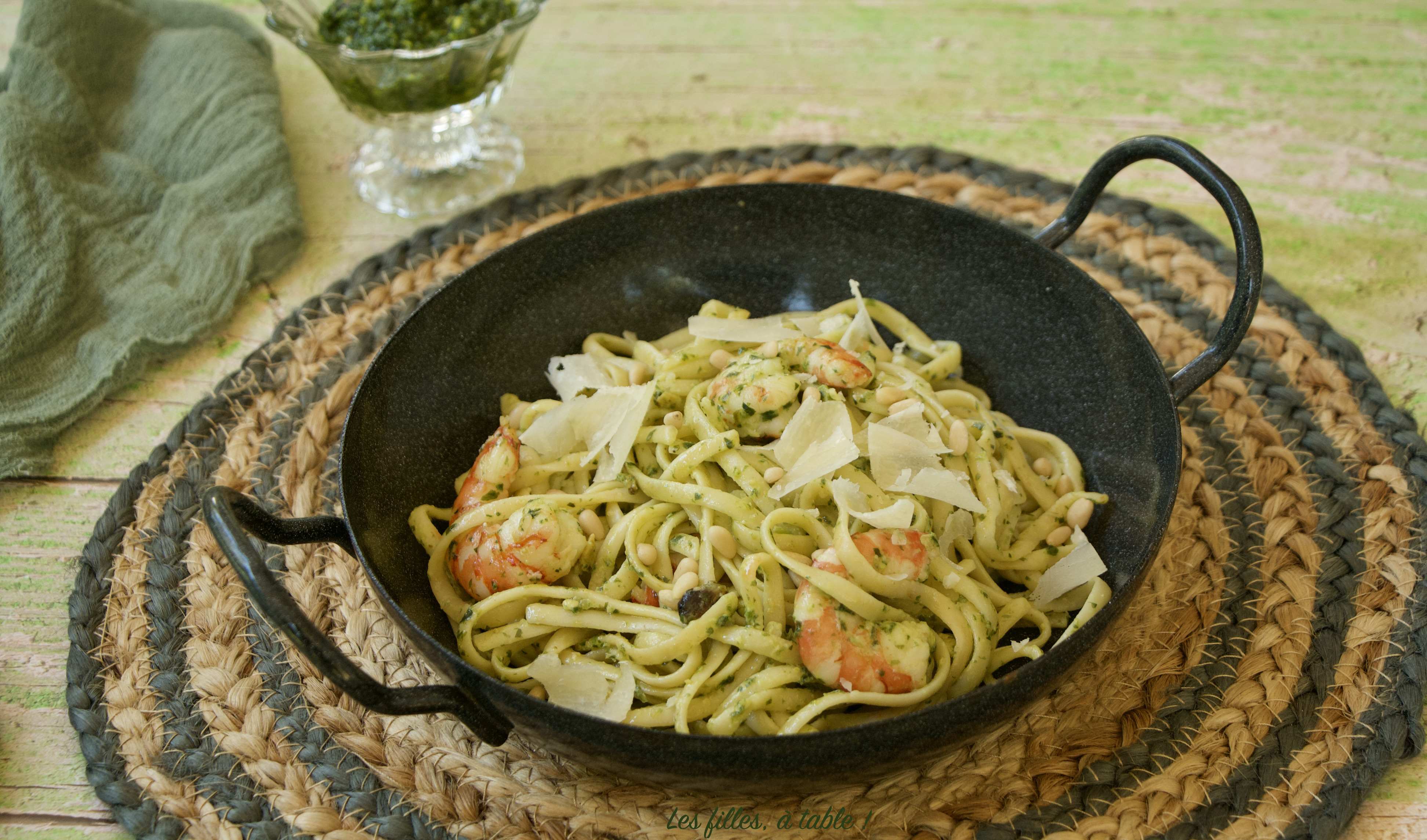 Pâtes aux crevettes et pesto d’ail des ours