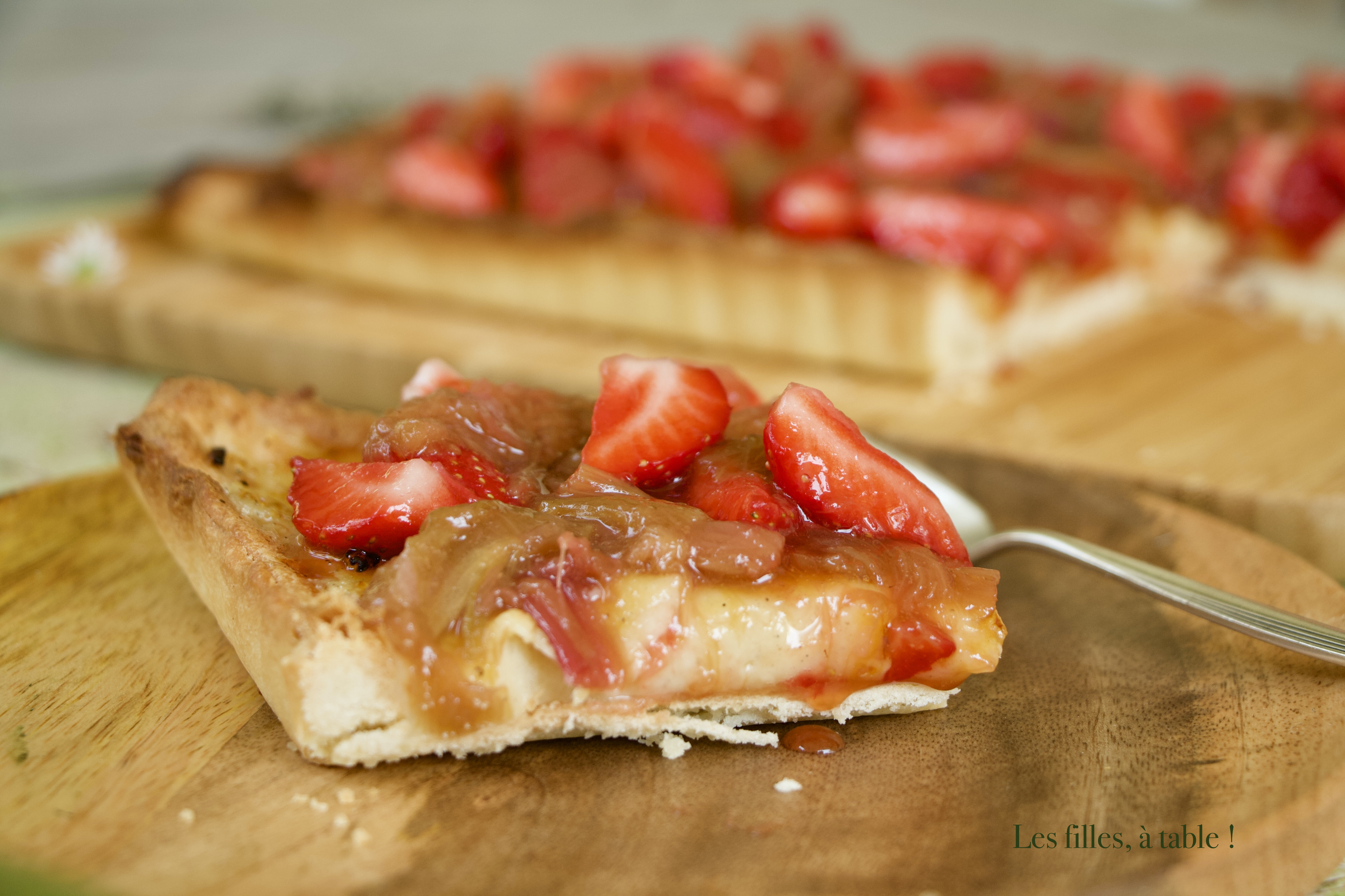 Tarte façon crème brûlée, rhubarbe et fraises