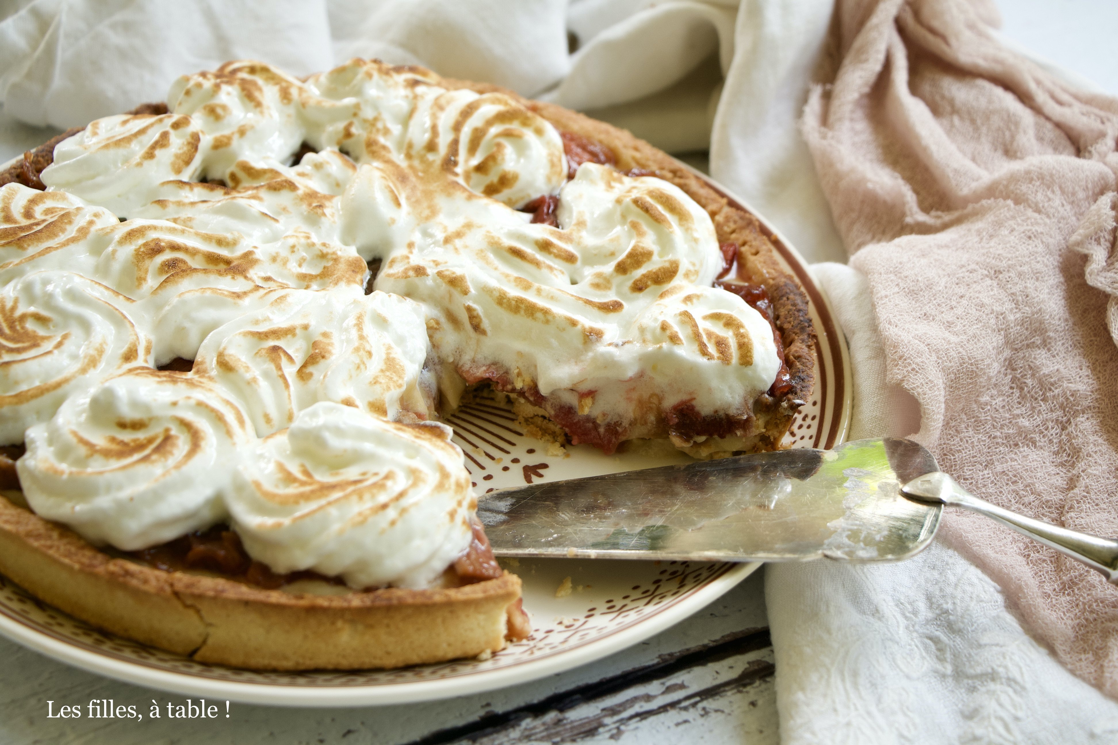 Tarte meringuée à la rhubarbe confite sur curd de rhubarbe