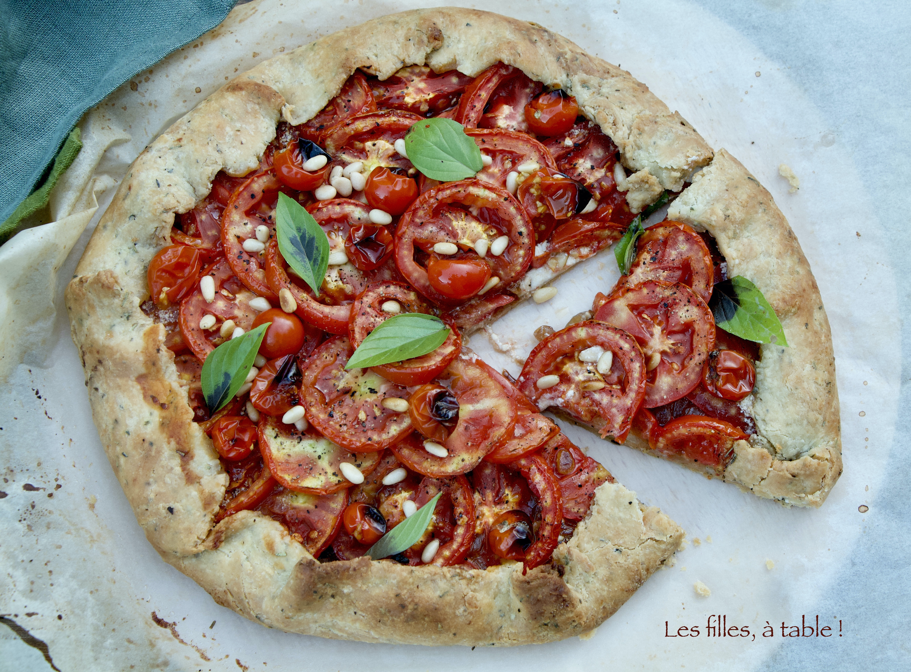 Tarte rustique aux tomates, chèvre frais et oignons doux