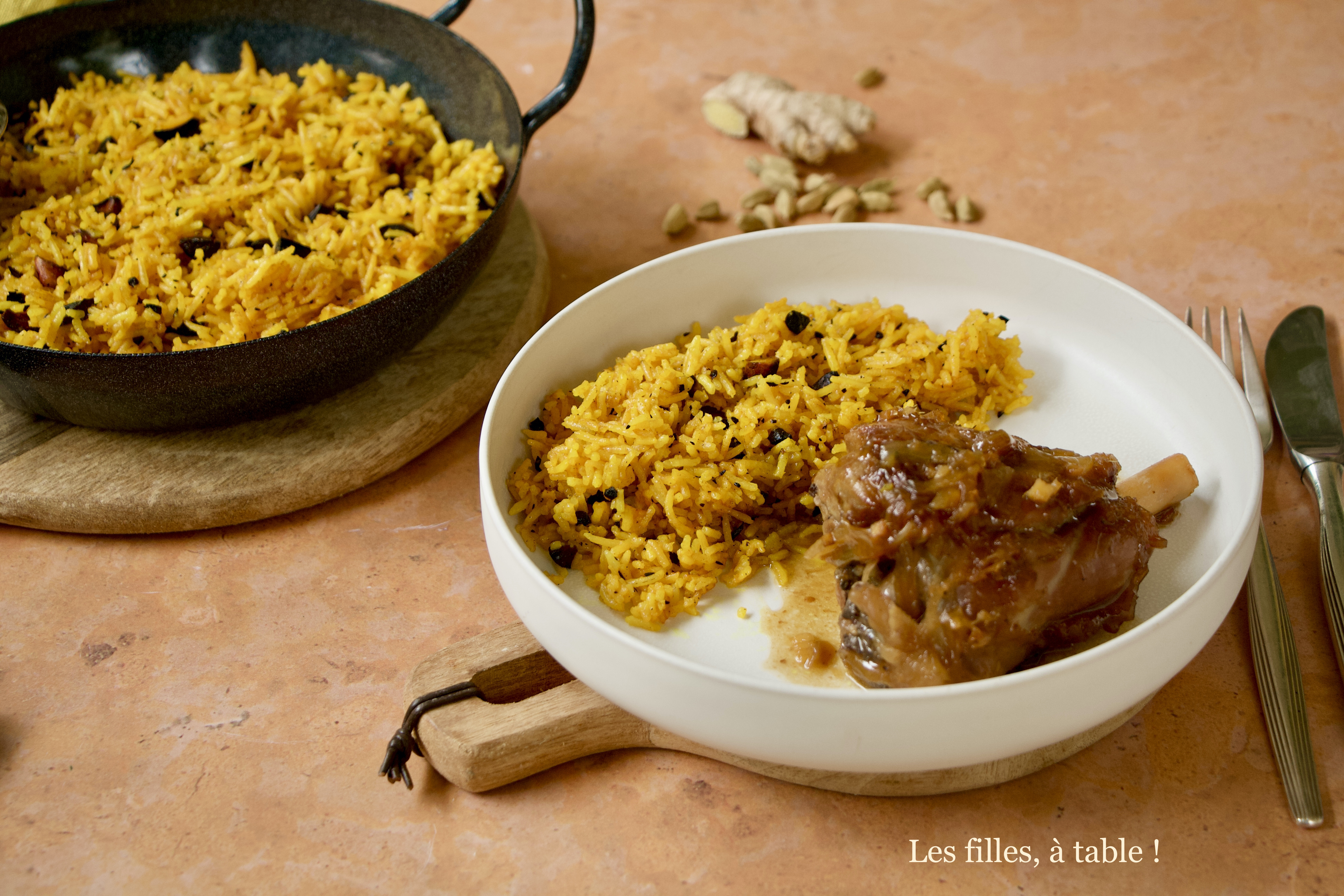 Souris d’agneau confite au gingembre, riz frit aux épices