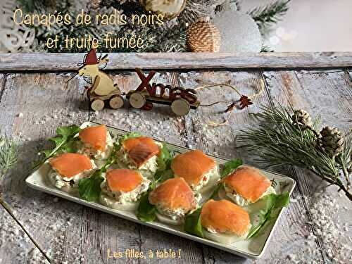 Canapés de radis noirs et truite fumée