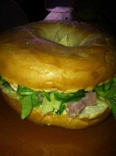 Bagels au jambon et salade .