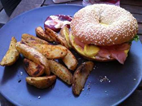 Bagels au saumon tomate salade Iceberg sauce curry .