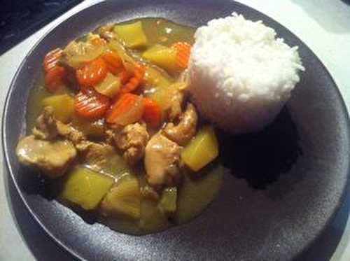 Blanquette de dinde au curry ses petits légumes cêpes et son riz basmati .