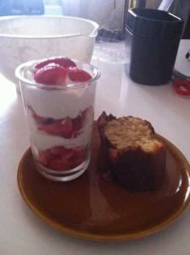 Cake au mars avec sa verrine fraise chantilly
