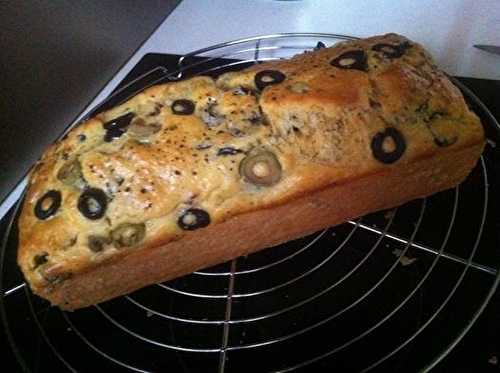 Cakes aux olives vertes et noires tomates séchées emmental .