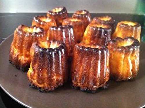 Cannelés de Bordeaux à la vanille au chocolat au lait caramel beurre salé .