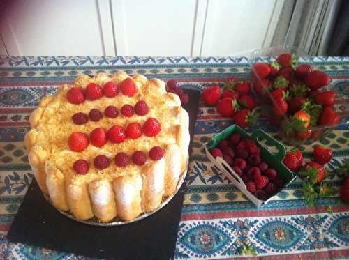 Charlotte mousse de fraises et confiture de framboises Meeker en chantilly extrait de vanille et éclats de biscuits Breton - Les Gourmandises de Bénédicte 
