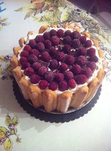 Charlottes "Charlie aux framboises et chocolat noir vanille et brisures de gâteau au chocolat maison " .