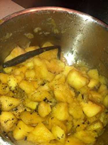 Compote de pommes à la fève de Tonka et gousse de vanille
