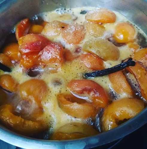 Compotée d'abricots au sucre Muscovado et à la vanille équitable .