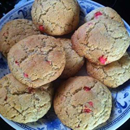 Cookies à la vanille et pralines roses concassées .