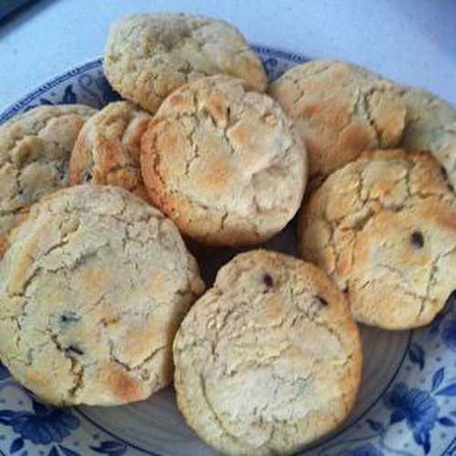 Cookies pépites chocolat blanc , pépites chocolat noir et pistaches.