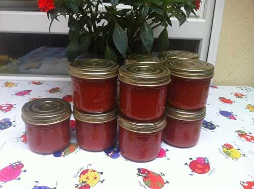 Coulis de tomates  maison  en bocaux .