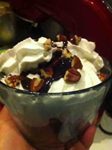 Coupe de glace bien gourmande au brownies noix de pecan et au coulis de chocolat framboise .