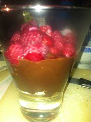 Coupe dessert improvisée ( cookies gourmands ganache chocolat framboises