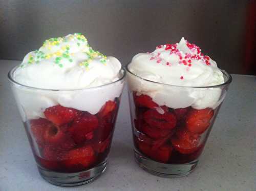 Coupe fraîcheur fraises framboises à la fève de Tonka avec une chantilly maison à l'extrait de vanille .