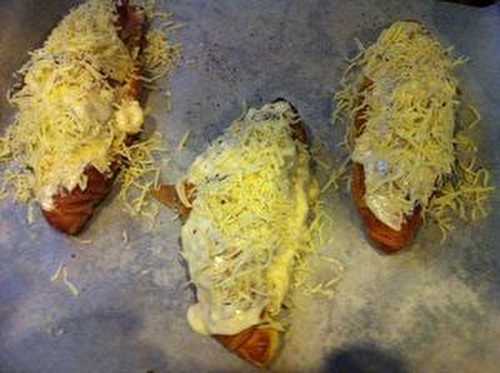 Croissants aux jambon béchamel maison au piment d'espelette et sa poivrillade .