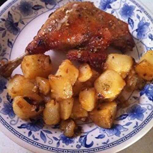 Cuisses de canard marinées à l'huile d'olive de Palestine sa poivrillade sa fleur de sel de Guerande et ses pommes de terres sautées aux herbes .