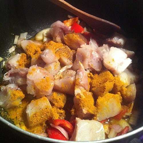 Curry de filets de cabillaud aux petits légumes .