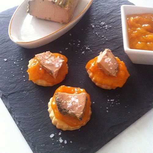 Feuilletés de foie gras au poivre noir et sa compotée d'abricots maison à la vanille .