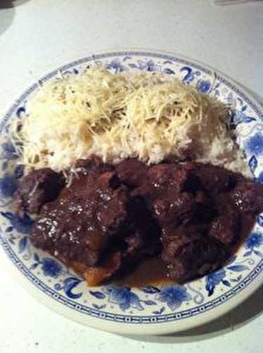 Gardiane de taureau avec son riz de Camargue et son vin rouge du pays .