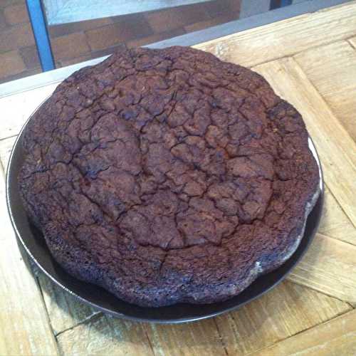 Gâteau au chocolat noir éclats d'amandes équitable fourré au caramel beurre salé maison .