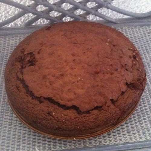 Gâteau au chocolat noir équitable à la farine semi complète de bons œufs bio au sucre Muscovado .