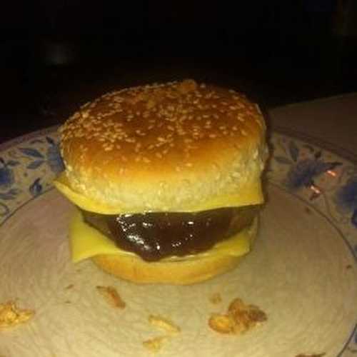 Hamburger maison à la Tome de Savoie et ses oignons Frits.