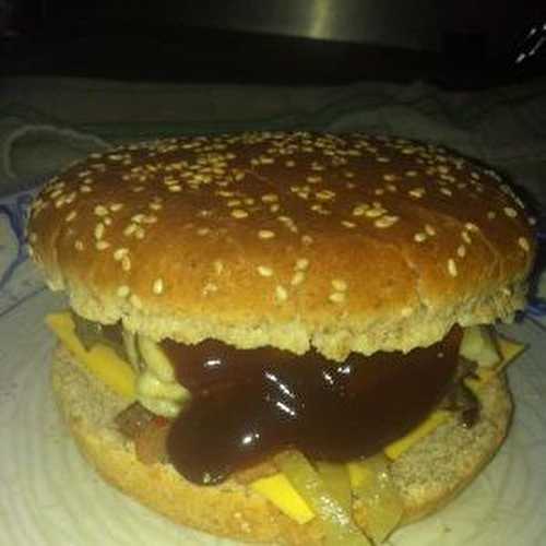 Hamburgers gourmands au fromage de raclette fondue.