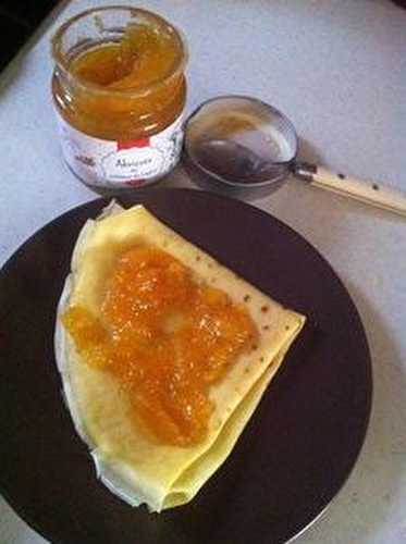 Les bonnes crêpes maison avec les confitures de Sandrine et Stéphan .