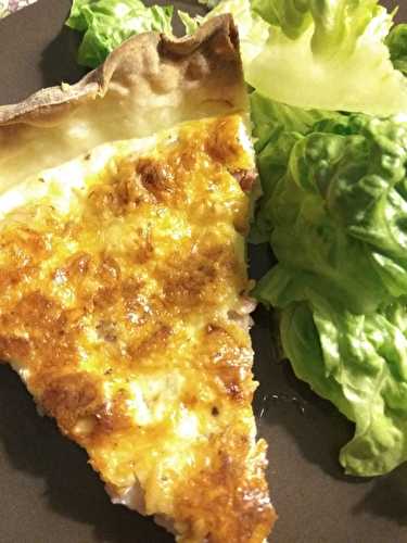 Les Délices de Clément , sa quiche sans gluten à l'emmental , comté et jambon .