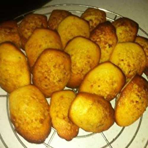 Madeleines aux citrons morceaux de chocolat et sucre pétillant .