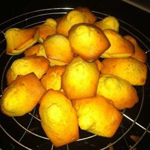 Madeleines aux pistaches grillées et à la vanille