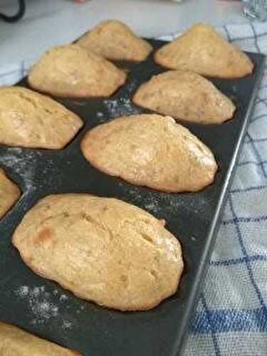 Madeleines salées à la vanille équitable ciboulette emmental et poivre noir .