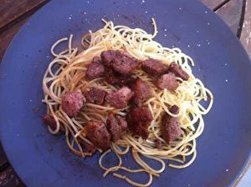 Magret de canard mariné à l 'huile d'olive et sa poivrillade , sel de camargue et avec ses spaghettis sautées à l'huile d'olive de Palestine.