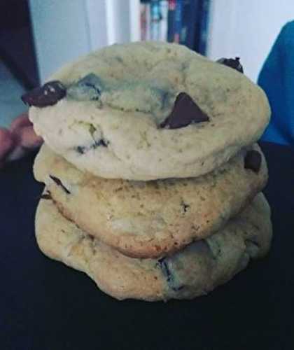 Méga cookies aux pépites de chocolat fondant équitable à 4 mains .