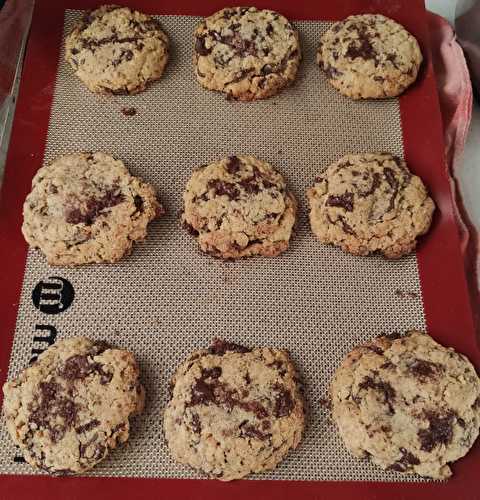 Mes cookies au pralin pépites aux deux chocolat et vanille au companion.