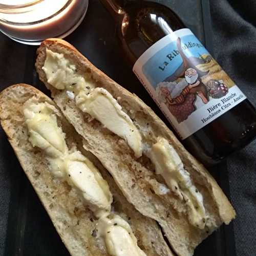 Mes tartines au St Marcelin , miel poivre noir sur baguette fraîche avec une bonne bière artisanale du coin .